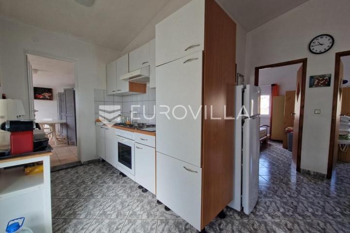 Vir, prizemnica s garažom 80 m od mora građevinska parcela 316 m²
