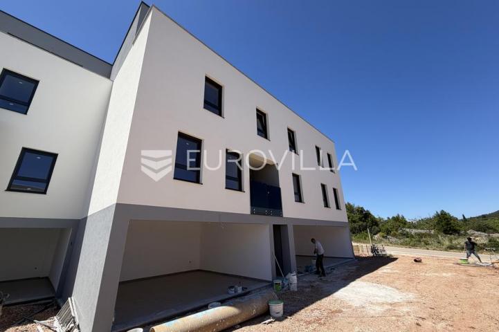 Hvar, Vrboska, dvosoban stan u novogradnji neto korisne površine 59.61 m²