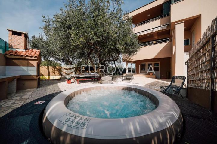 Otok Ugljan, Sutomišćica, kuća s bazenom i pogledom na more