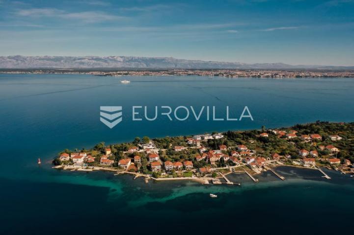 Otok Ugljan, Sutomišćica, kuća s bazenom i pogledom na more