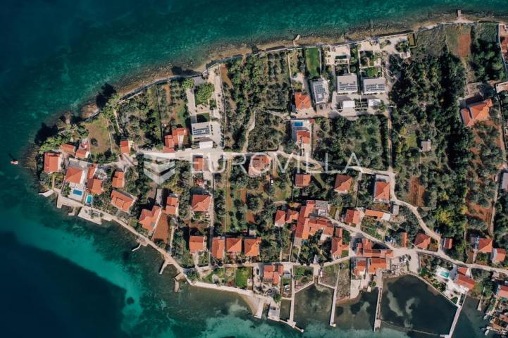 Otok Ugljan, Sutomišćica, kuća s bazenom i pogledom na more