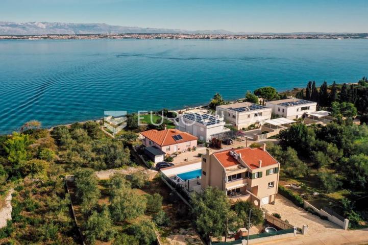 Otok Ugljan, Sutomišćica, kuća s bazenom i pogledom na more