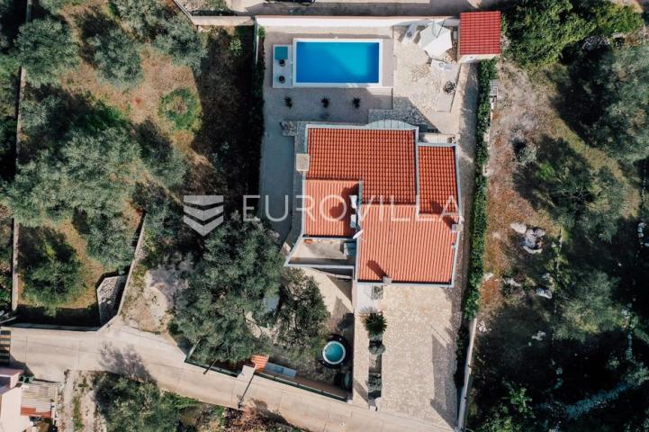 Otok Ugljan, Sutomišćica, kuća s bazenom i pogledom na more