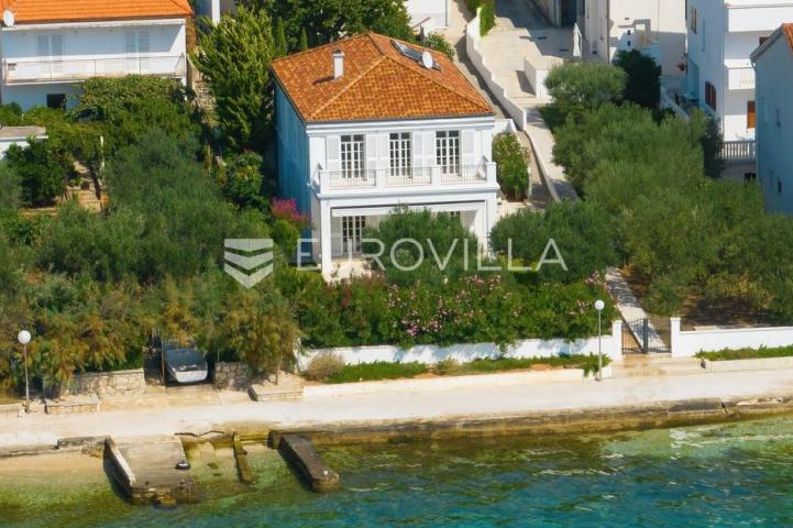 Zadar, Diklo, moderna i elegantna vila prvi red uz more