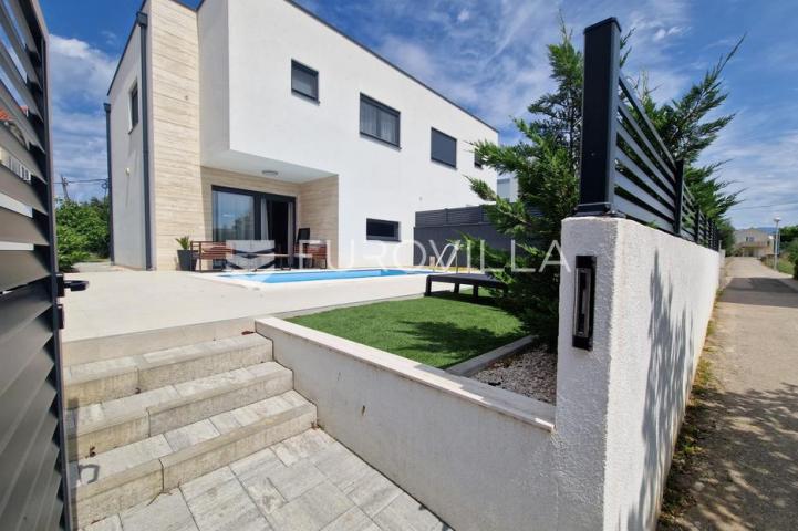 Vir, predivna moderna vila s bazenom u centru mjesta, vrhunska lokacija, 450 m od mora