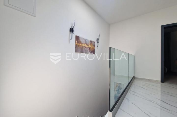 Vir, predivna moderna vila s bazenom u centru mjesta, vrhunska lokacija, 450 m od mora