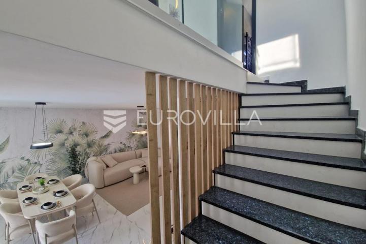 Vir, predivna moderna vila s bazenom u centru mjesta, vrhunska lokacija, 450 m od mora