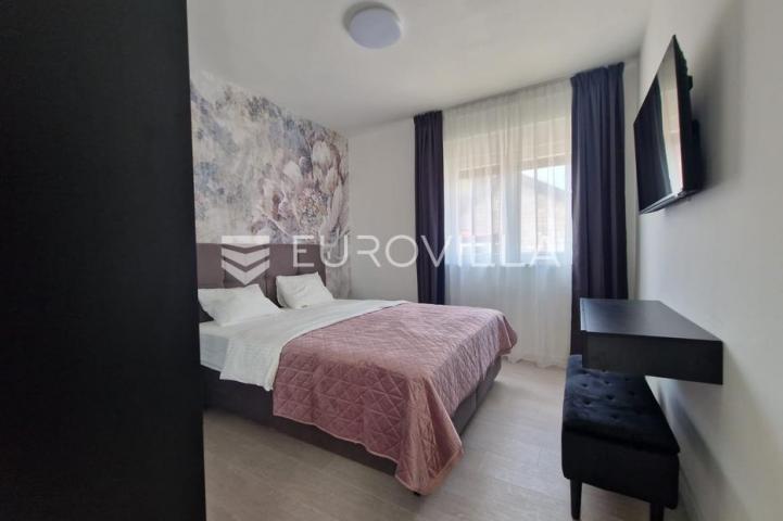 Vir, predivna moderna vila s bazenom u centru mjesta, vrhunska lokacija, 450 m od mora