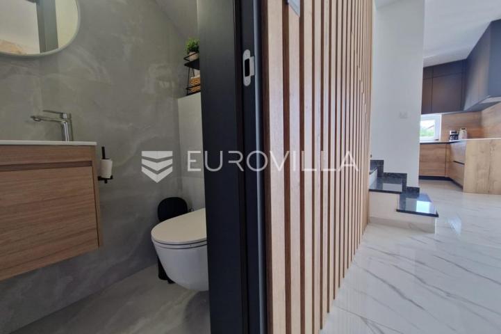 Vir, predivna moderna vila s bazenom u centru mjesta, vrhunska lokacija, 450 m od mora