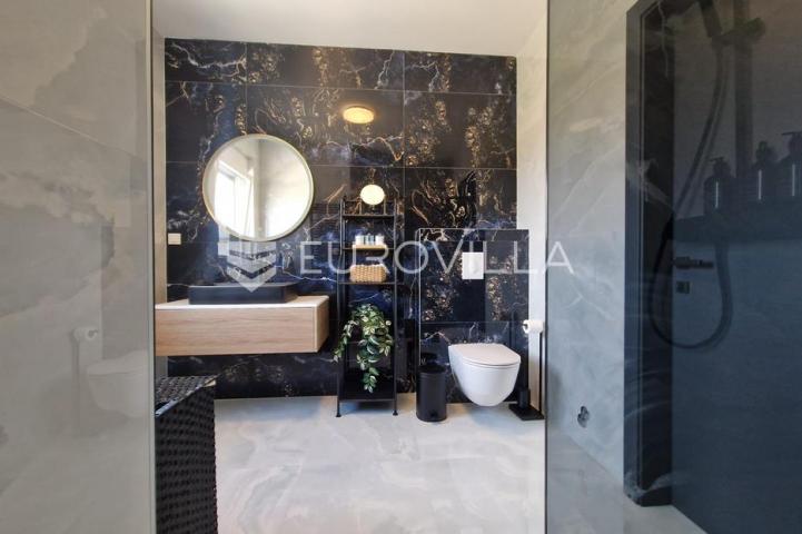 Vir, predivna moderna vila s bazenom u centru mjesta, vrhunska lokacija, 450 m od mora