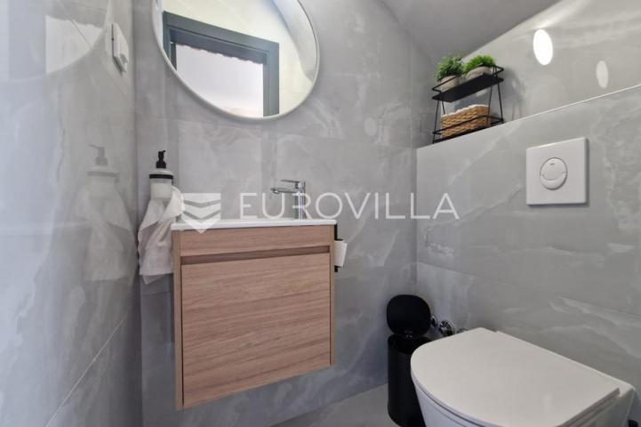 Vir, predivna moderna vila s bazenom u centru mjesta, vrhunska lokacija, 450 m od mora