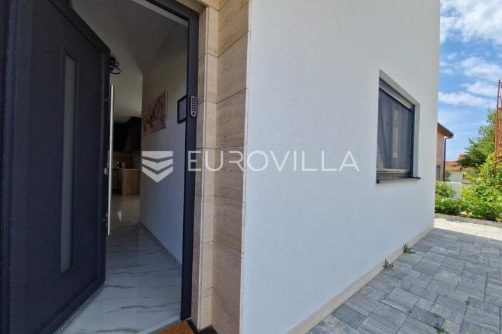 Vir, predivna moderna vila s bazenom u centru mjesta, vrhunska lokacija, 450 m od mora
