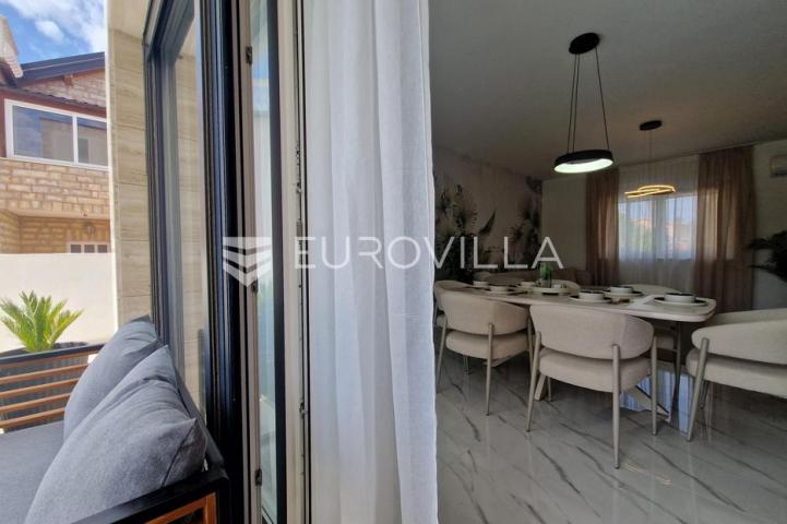 Vir, predivna moderna vila s bazenom u centru mjesta, vrhunska lokacija, 450 m od mora