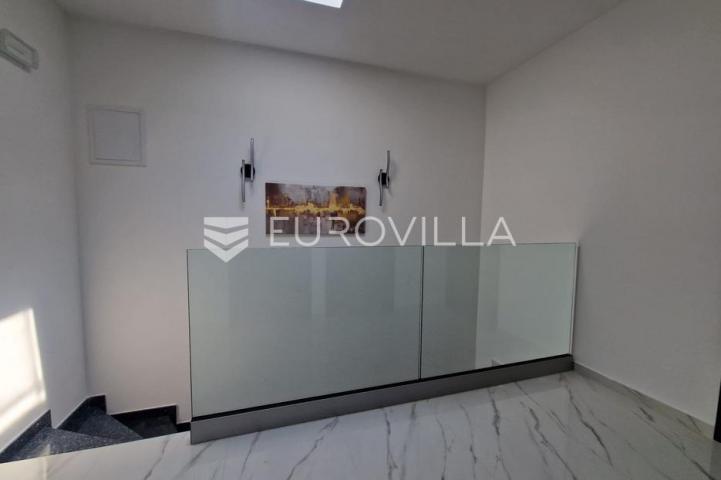 Vir, predivna moderna vila s bazenom u centru mjesta, vrhunska lokacija, 450 m od mora