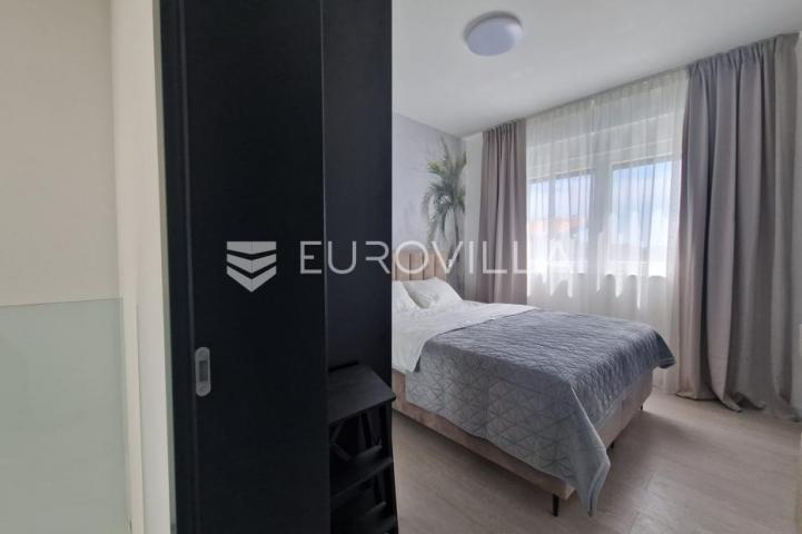 Vir, predivna moderna vila s bazenom u centru mjesta, vrhunska lokacija, 450 m od mora