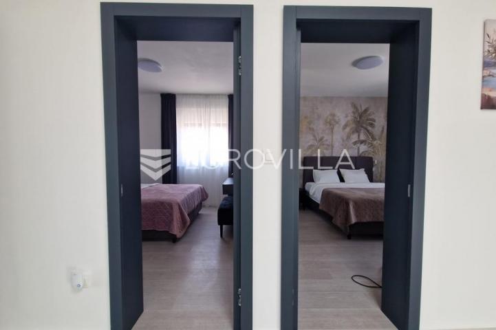 Vir, predivna moderna vila s bazenom u centru mjesta, vrhunska lokacija, 450 m od mora