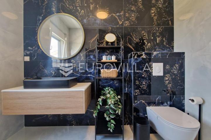 Vir, predivna moderna vila s bazenom u centru mjesta, vrhunska lokacija, 450 m od mora