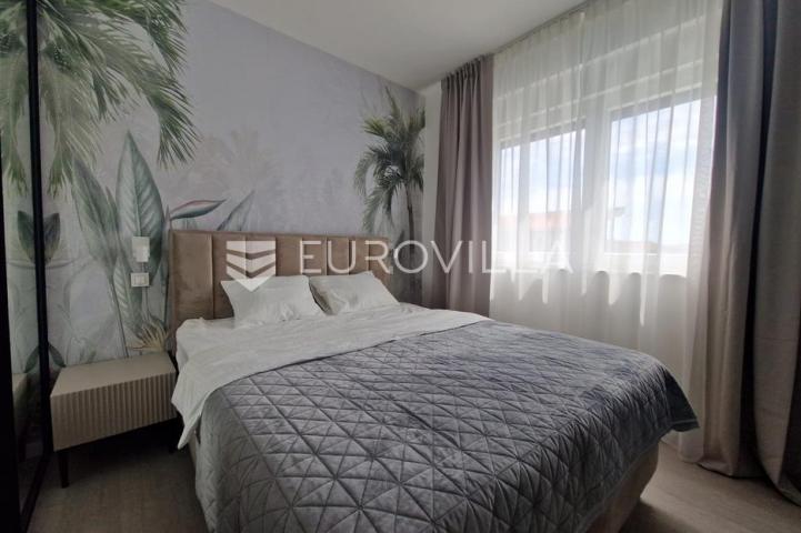 Vir, predivna moderna vila s bazenom u centru mjesta, vrhunska lokacija, 450 m od mora