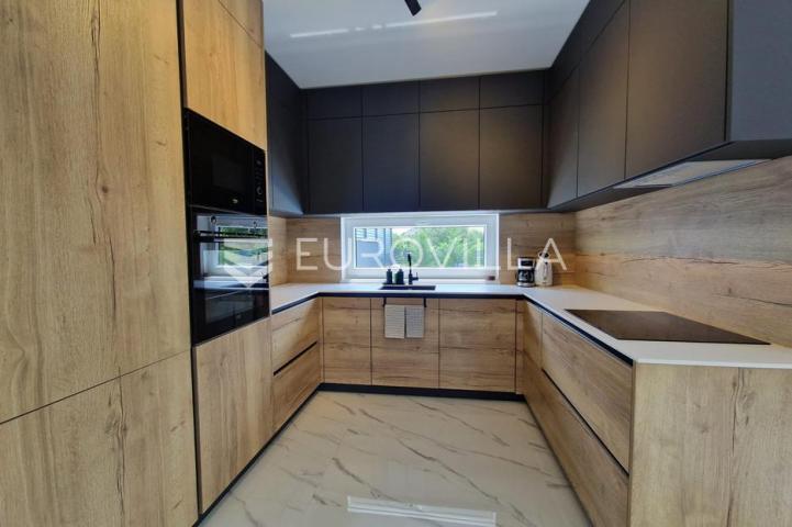 Vir, predivna moderna vila s bazenom u centru mjesta, vrhunska lokacija, 450 m od mora