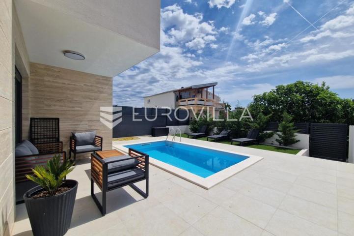 Vir, predivna moderna vila s bazenom u centru mjesta, vrhunska lokacija, 450 m od mora