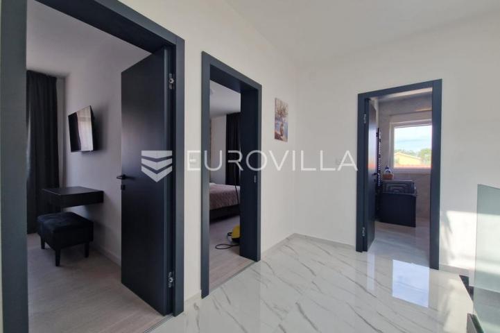 Vir, predivna moderna vila s bazenom u centru mjesta, vrhunska lokacija, 450 m od mora