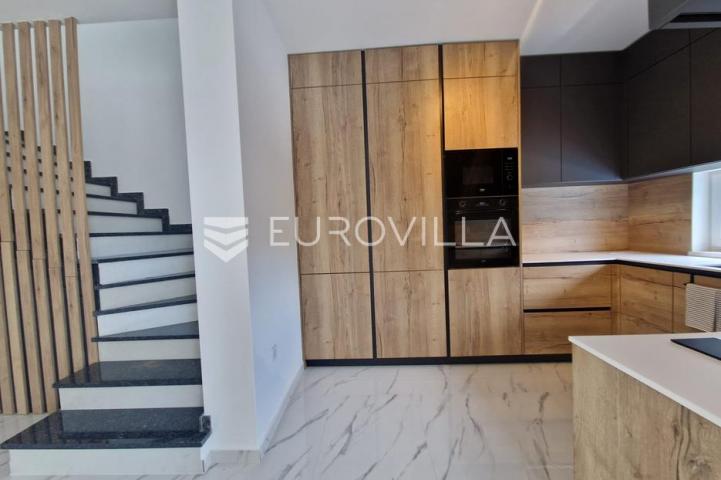 Vir, predivna moderna vila s bazenom u centru mjesta, vrhunska lokacija, 450 m od mora