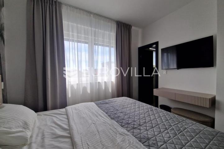 Vir, predivna moderna vila s bazenom u centru mjesta, vrhunska lokacija, 450 m od mora