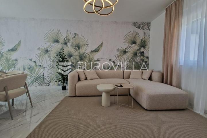 Vir, predivna moderna vila s bazenom u centru mjesta, vrhunska lokacija, 450 m od mora