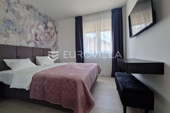 Vir, predivna moderna vila s bazenom u centru mjesta, vrhunska lokacija, 450 m od mora
