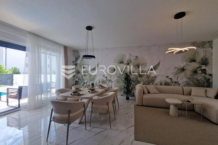 Vir, predivna moderna vila s bazenom u centru mjesta, vrhunska lokacija, 450 m od mora