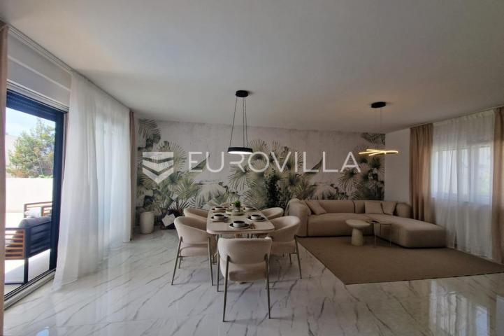 Vir, predivna moderna vila s bazenom u centru mjesta, vrhunska lokacija, 450 m od mora