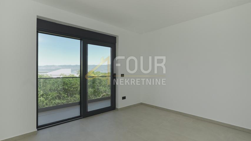 Otok Krk, Vrbnik, novogradnja, 142m2, 3s+db, terasa i 2 balkona