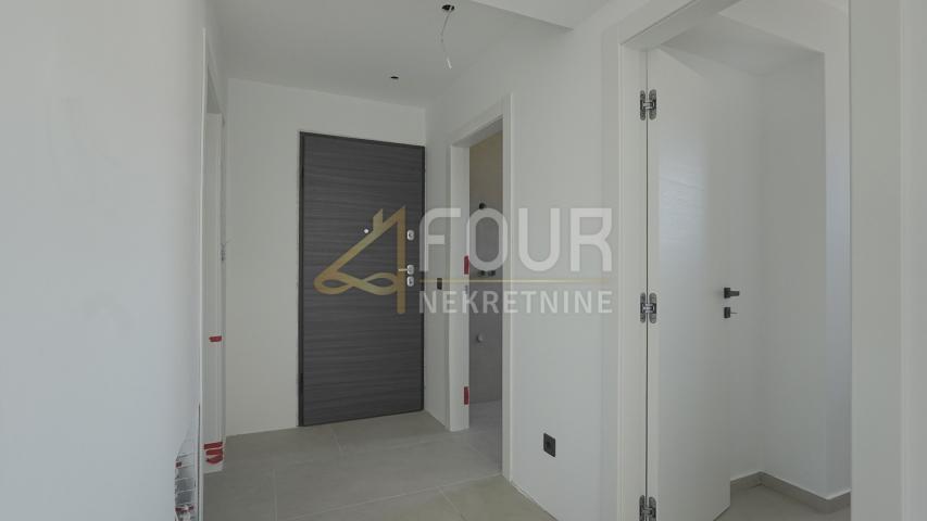 Otok Krk, Vrbnik, novogradnja, 142m2, 3s+db, terasa i 2 balkona