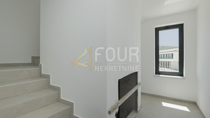 Otok Krk, Vrbnik, novogradnja, 142m2, 3s+db, terasa i 2 balkona