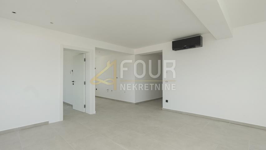 Otok Krk, Vrbnik, novogradnja, 142m2, 3s+db, terasa i 2 balkona