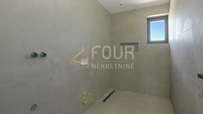 Otok Krk, Vrbnik, novogradnja, 142m2, 3s+db, terasa i 2 balkona
