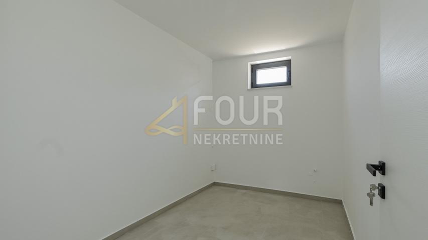 Otok Krk, Vrbnik, novogradnja, 142m2, 3s+db, terasa i 2 balkona