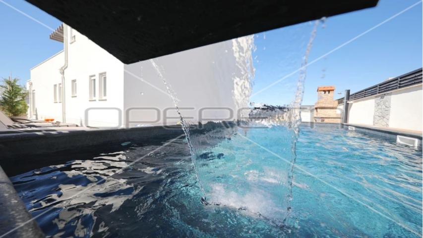 Vila sa pogledom na more i Velebit, 4 stambene jedinice sa bazenom 
