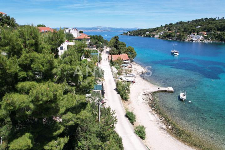 Šolta - zemljište sa dozvolom, prvi red do mora, PRODAJA