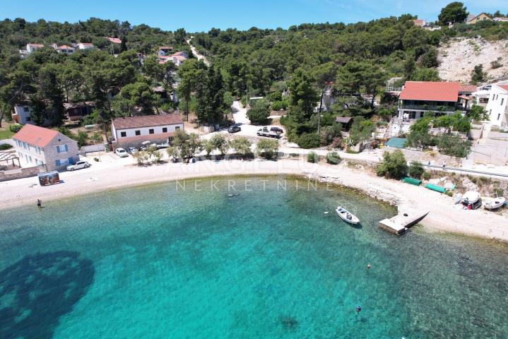 Šolta - zemljište sa dozvolom, prvi red do mora, PRODAJA