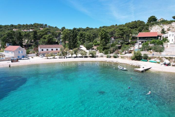 Šolta - zemljište sa dozvolom, prvi red do mora, PRODAJA