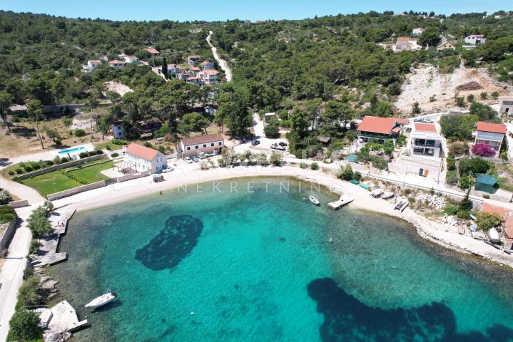 Šolta - zemljište sa dozvolom, prvi red do mora, PRODAJA