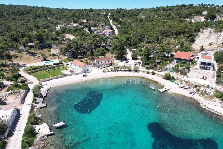 Šolta - zemljište sa dozvolom, prvi red do mora, PRODAJA