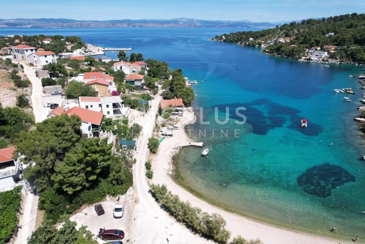 Šolta - zemljište sa dozvolom, prvi red do mora, PRODAJA