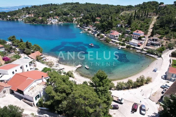Šolta - zemljište sa dozvolom, prvi red do mora, PRODAJA