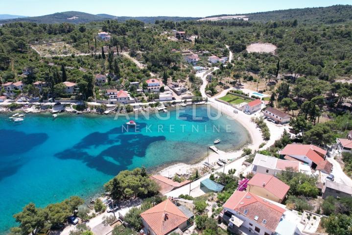 Šolta - zemljište sa dozvolom, prvi red do mora, PRODAJA