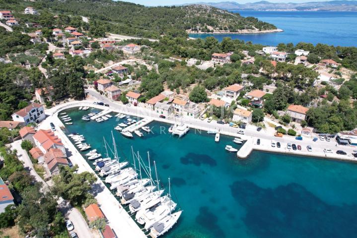 Šolta - zemljište sa dozvolom, prvi red do mora, PRODAJA