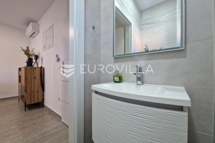 Vir, dvoetažni apartman 40 m od mora, krovna terasa s panoramskim pogledom na more