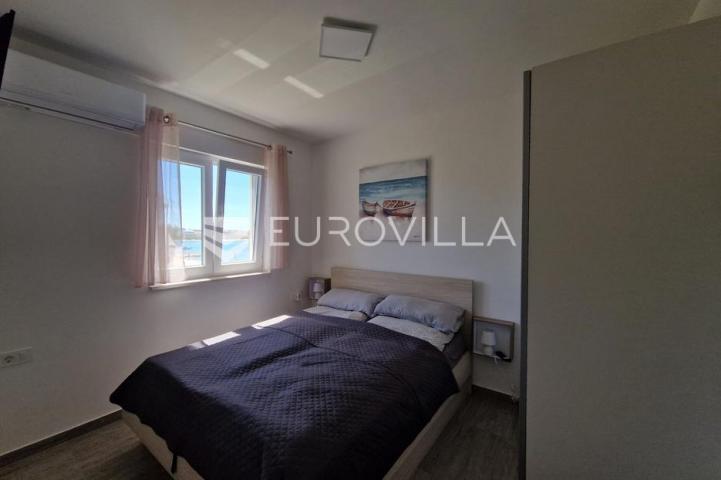 Vir, dvoetažni apartman 40 m od mora, krovna terasa s panoramskim pogledom na more