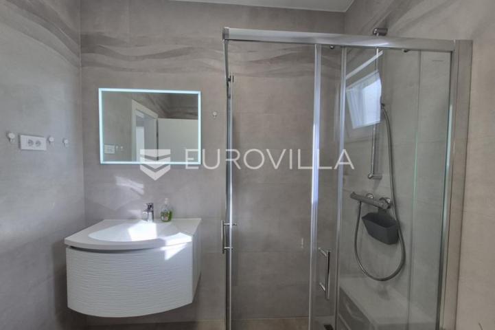 Vir, dvoetažni apartman 40 m od mora, krovna terasa s panoramskim pogledom na more
